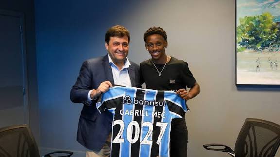 EkipRadar's tweet photo. 🪪Temel bilgiler 

👤Gabriel Ferreira de Carvalho 
🎂11 Nisan 2008 (17)
🏳️Brezilya 🇧🇷
🏟️Grêmio 🇧🇷
🧘‍♂️Ofansif Orta Saha Merkez/ Sağ/ Sol 
👟İki ayağını kullanabiliyor
📏1,72 cm
🌍Brezilya U-17 formasıyla turnuva eleme maçları; U-17 Dünya Kupası turnuva performansıyla dikkat çekti. https://t.co/cBAzUTM8pz