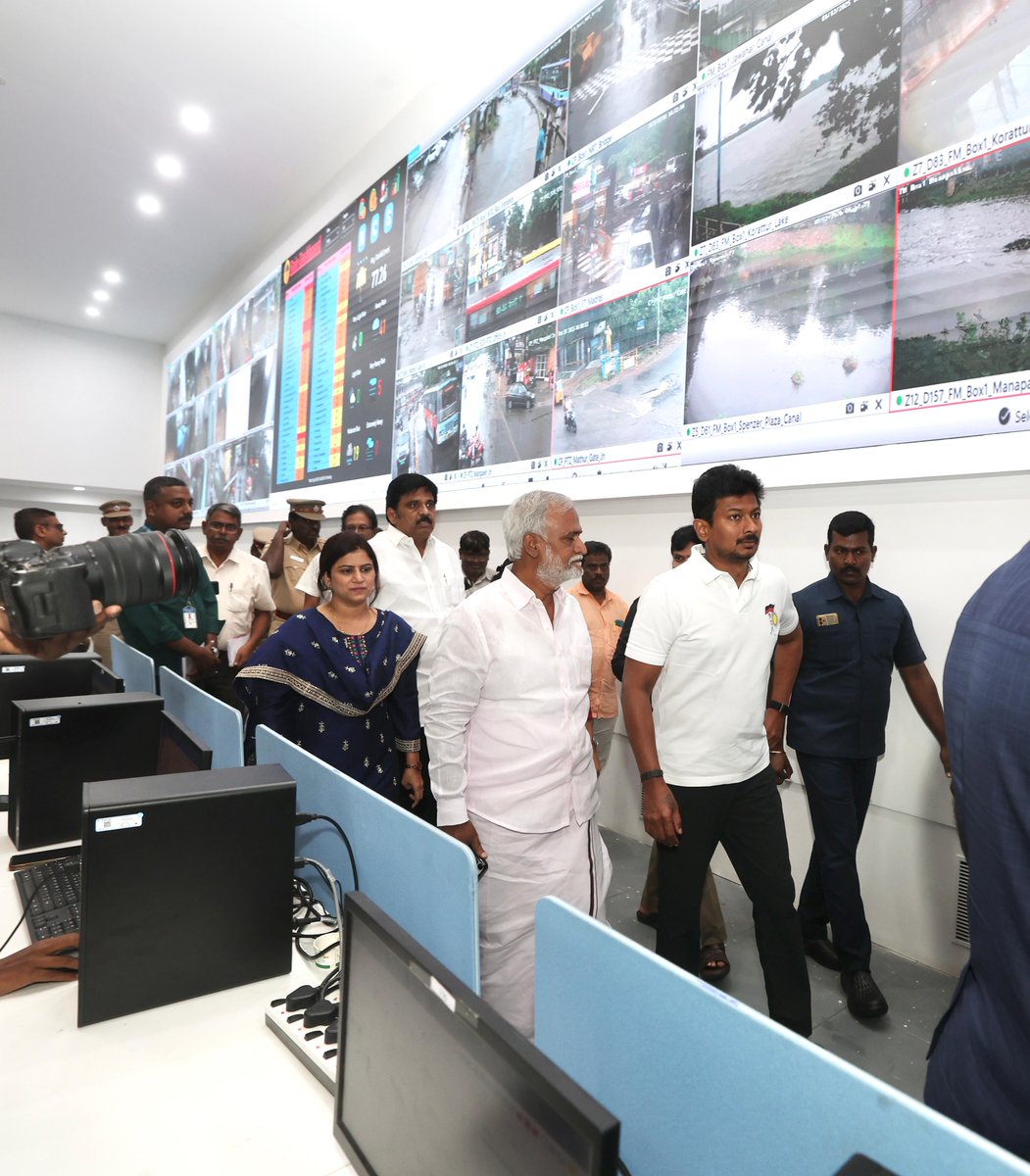 சென்னையில் தொடர்ந்து மழை பெய்து வரும் நிலையில் ரிப்பன் மாளிகையில் உள்ள அவசர கால கட்டுப்பாட்டு மையத்தில் இன்று ஆய்வு செய்தோம்.

கட்டுப்பாட்டு மைய உதவி எண்ணுக்கு வருகின்ற கோரிக்கைகளை பொதுமக்களிடம் கேட்டறிந்து, மழை முன்னெச்சரிக்கை நடவடிக்கைகள், நிவாரண பணிகளை துரிதமாக மேற்கொள்ள