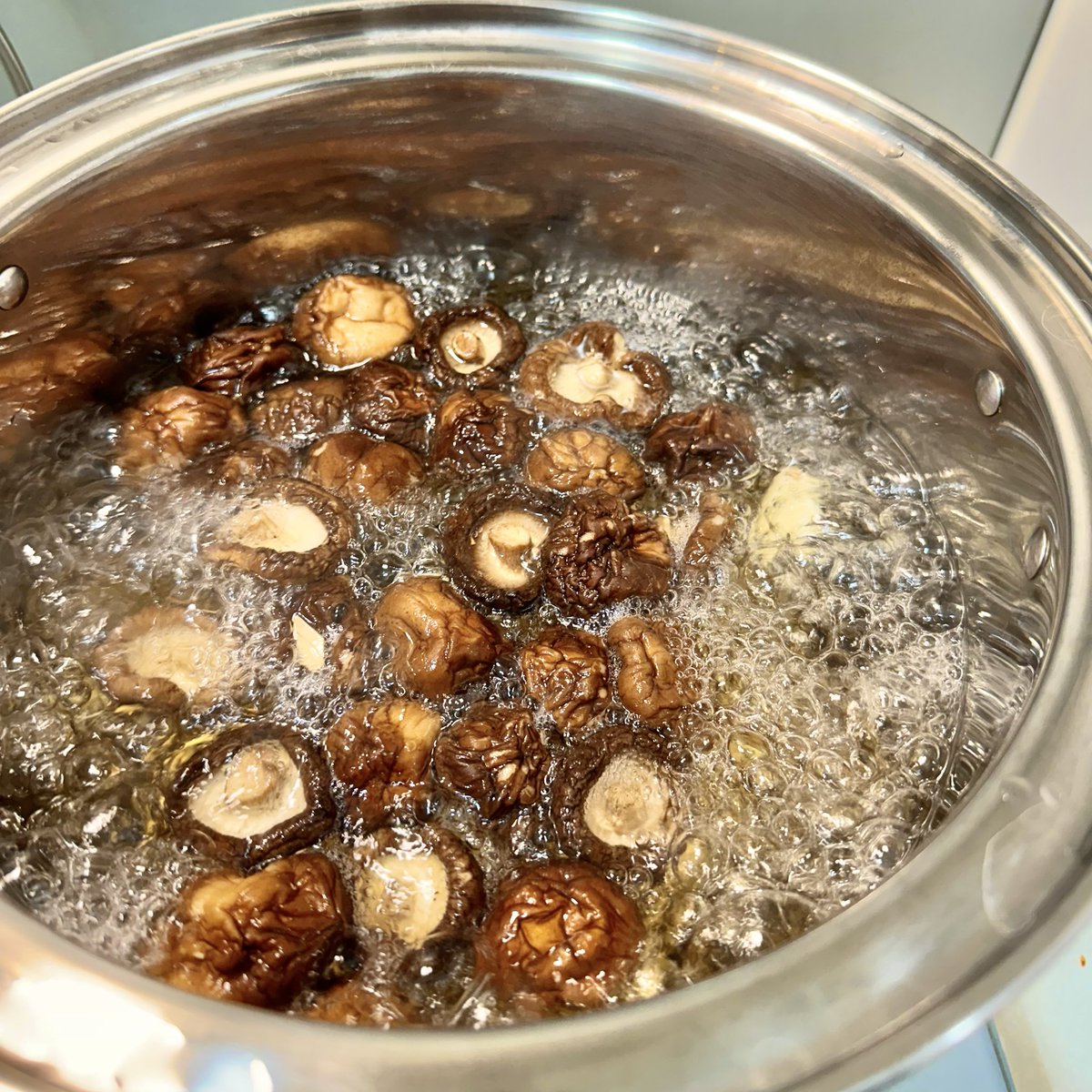yun00520's tweet photo. 剛剛煮的香菇雞湯
天氣好冷 自己給自己溫暖🤤 https://t.co/CphJxtfhuj