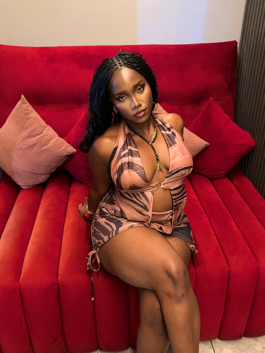 stvrr_lvrrr's tweet image. Staring contest. 3…2…1…GO!