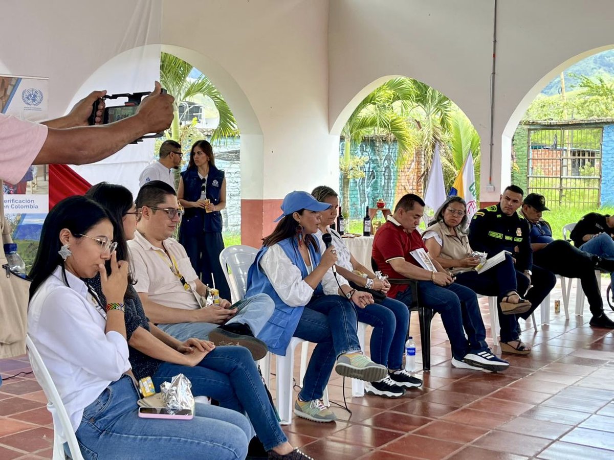 MisionONUCol's tweet photo. En Algeciras, Huila, conmemoramos 9 años del #AcuerdoDePaz en conversatorio impulsado por @DefensoriaCol con víctimas, firmantes, @RenovacionCo @ARNColombia @PoliciaUNIPEP y comunidad. Hablamos del impacto positivo del Acuerdo y compartimos nuestra experiencia #PathwaysColombia. https://t.co/3xqcJY7mES