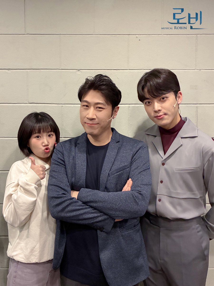 #뮤지컬 #로빈
🄼🅄🅂🄸🄲🄰🄻 🅁🄾🄱🄸🄽🚀

📚𝐓𝐎𝐃𝐀𝐘'𝐒 𝐂𝐀𝐒𝐓📚
#첫공페어사진 공개

난 이제 세상에서 가장 눈부신 일을 하려 해.
너와 함께.

로빈 #김대종
루나 #김단이
레온 #김수호

-
25.12.01 - 26.03.01
대학로 TOM(티오엠) 1관