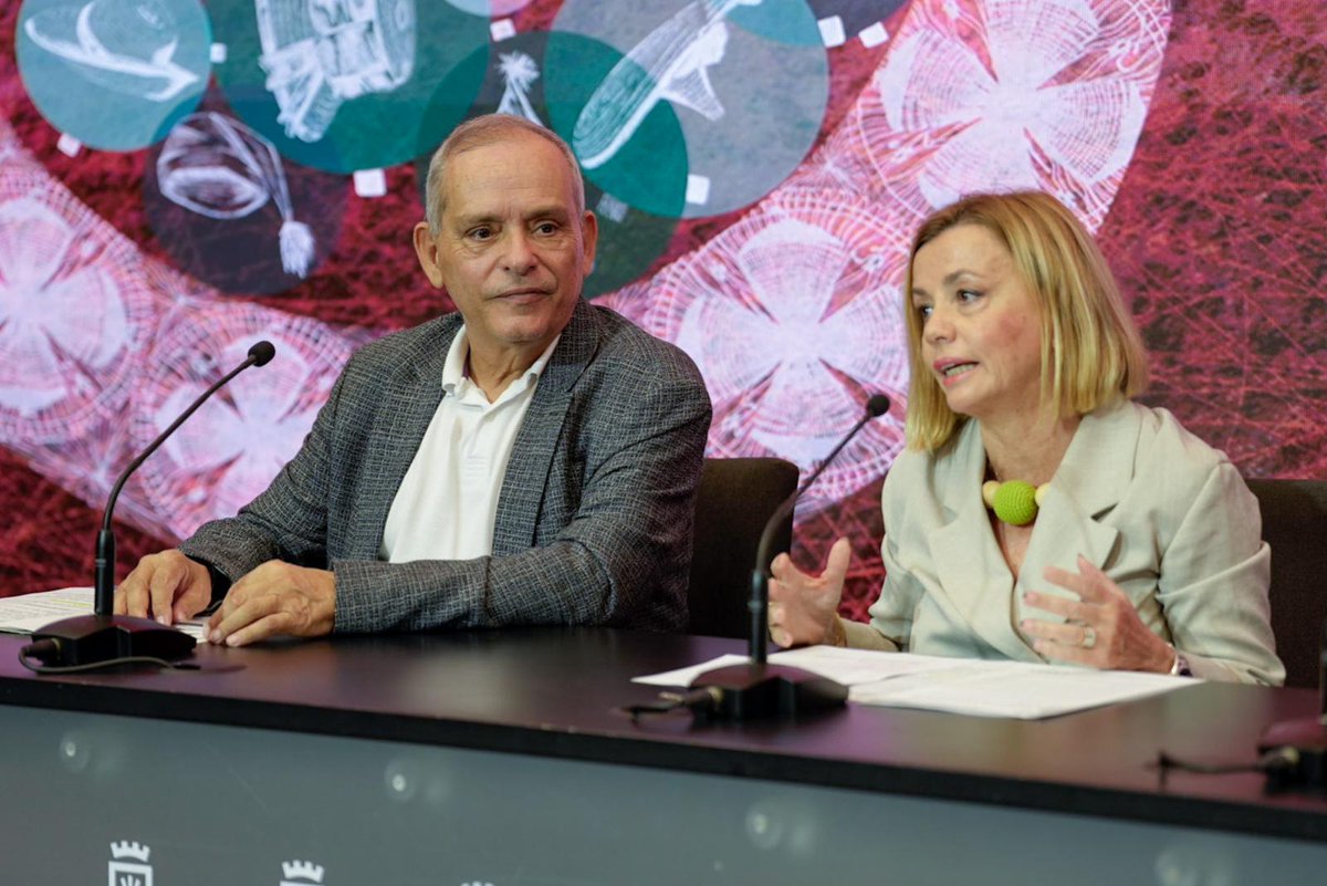 🥁 #ARTESANÍA 𝗟𝗮 𝗙𝗲𝗿𝗶𝗮 𝗱𝗲 𝗔𝗿𝘁𝗲𝘀𝗮𝗻𝗶́𝗮 𝗱𝗲 𝗖𝗮𝗻𝗮𝗿𝗶𝗮𝘀 𝗼𝗳𝗿𝗲𝗰𝗲 𝘂𝗻 𝗽𝗿𝗼𝗴𝗿𝗮𝗺𝗮 𝗺𝘂𝘀𝗶𝗰𝗮𝗹 𝗾𝘂𝗲 𝗿𝗲𝗳𝘂𝗲𝗿𝘇𝗮 𝗹𝗮 𝗶𝗱𝗲𝗻𝘁𝗶𝗱𝗮𝗱 𝗰𝘂𝗹𝘁𝘂𝗿𝗮𝗹 𝗱𝗲𝗹 𝗮𝗿𝗰𝗵𝗶𝗽𝗶𝗲́𝗹𝗮𝗴𝗼.

🎶 Homenaje a la música popular del archipiélago en