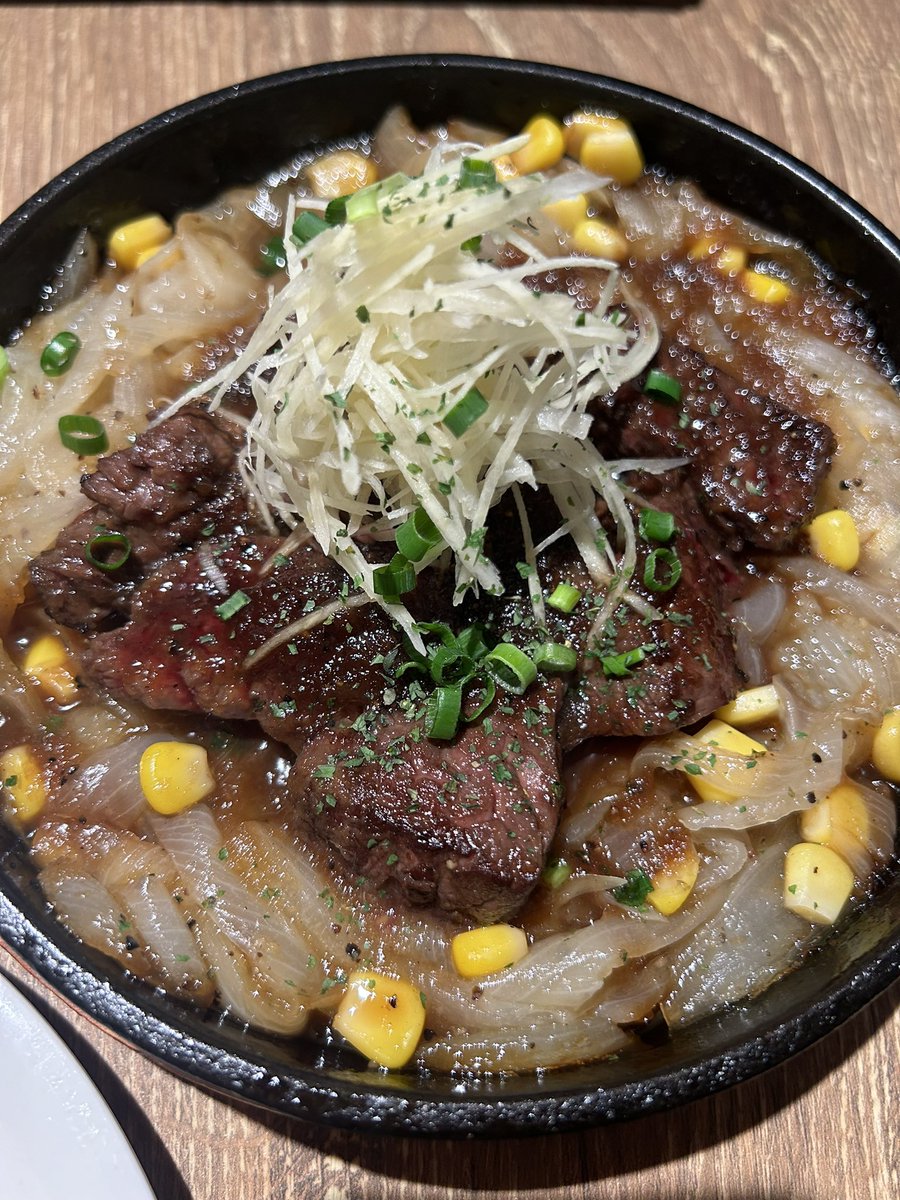 フェス最終日にワイキキスタジオ1階のステーキ屋さんに行ったんだけど、BGMはヒップホップ、店長さんがっつりタトゥーのワイルドガイでした。でも不思議と落ち着く&amp;お肉も美味しい。