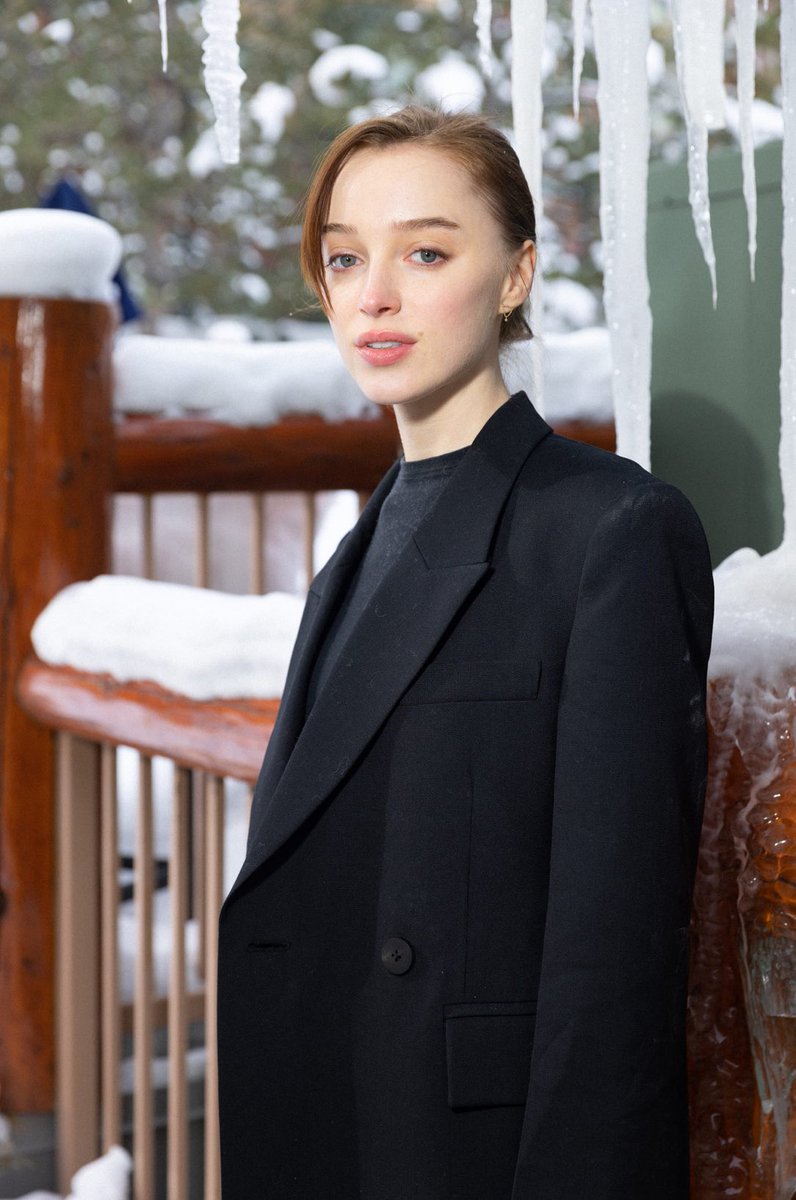 All about Phoebe Dynevor tweet media