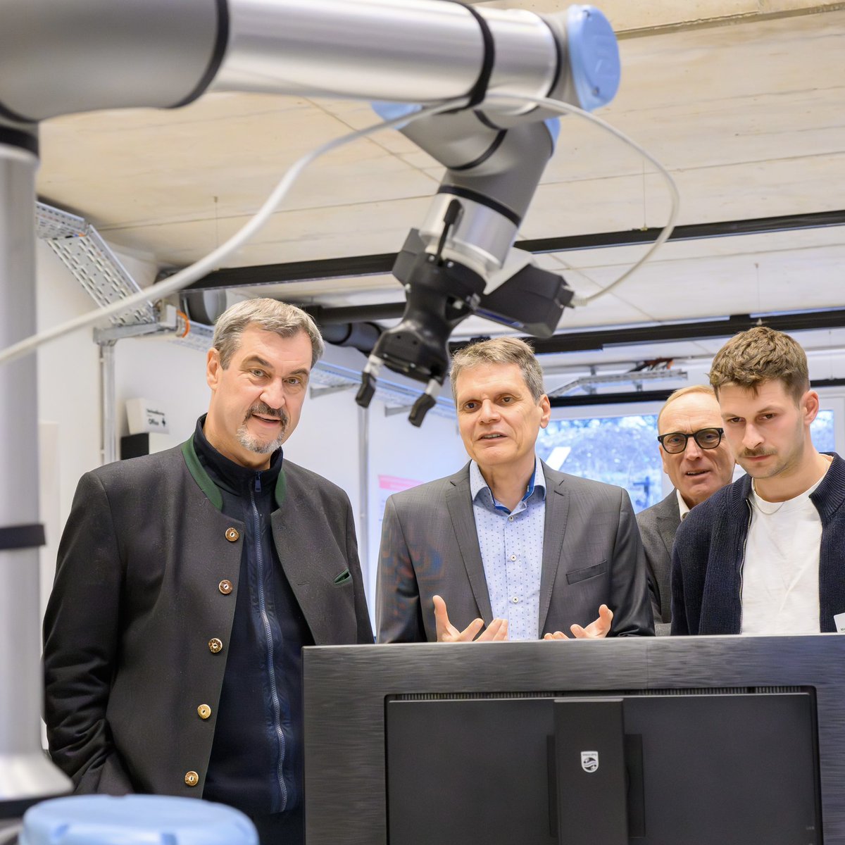 Markus_Soeder's tweet image. Vorfahrt für Technologie und Wirtschaft: Heute Eröffnung vom Transfer- und Innovationszentrum im Oberland „#TIZIO“ der #Hochschule #München in Bad Tölz gemeinsam mit Wissenschaftsminister @MarkusBlume. Wir setzen den nächsten Mosaikstein im #Hightech-Netzwerk Bayern. Mit 52