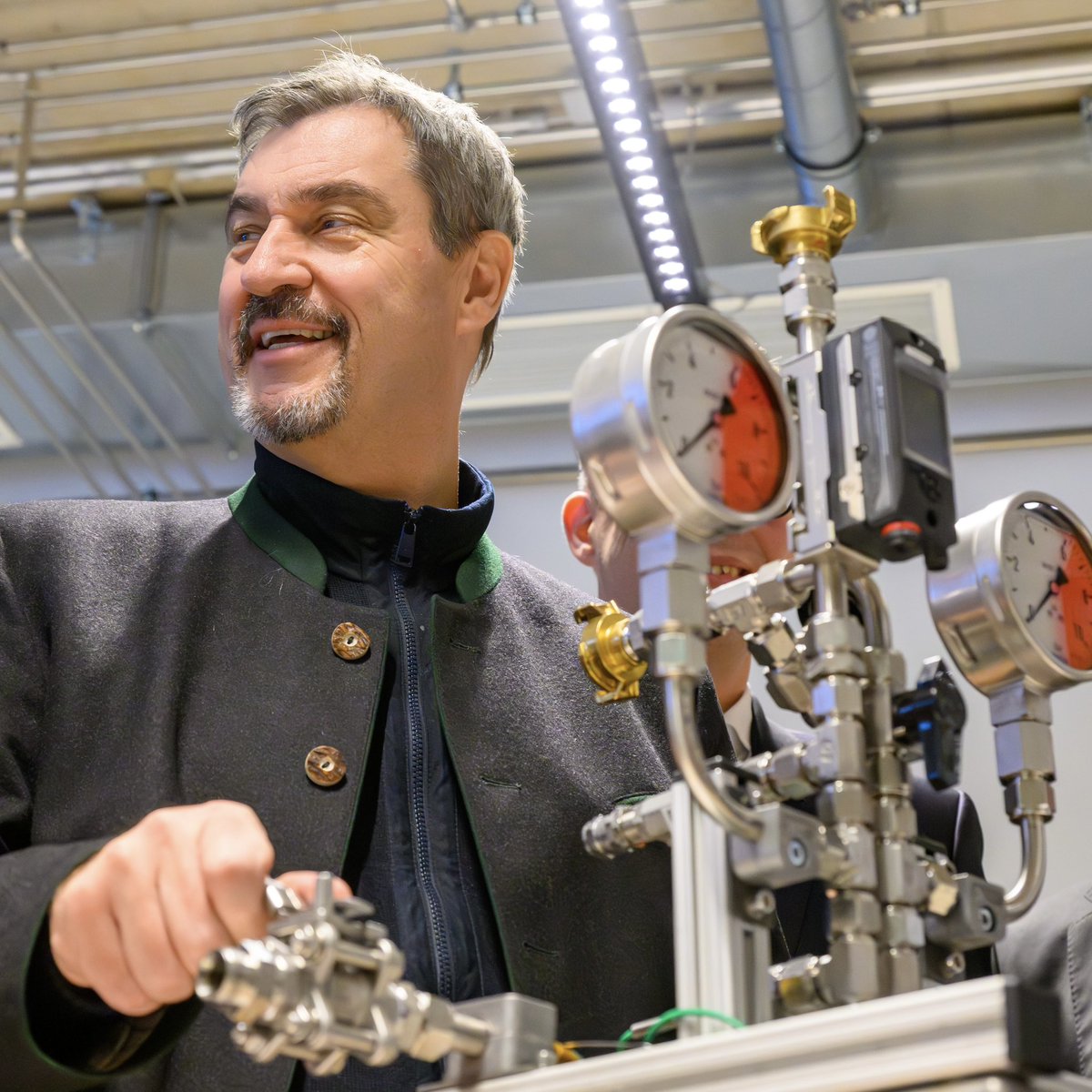 Markus_Soeder's tweet image. Vorfahrt für Technologie und Wirtschaft: Heute Eröffnung vom Transfer- und Innovationszentrum im Oberland „#TIZIO“ der #Hochschule #München in Bad Tölz gemeinsam mit Wissenschaftsminister @MarkusBlume. Wir setzen den nächsten Mosaikstein im #Hightech-Netzwerk Bayern. Mit 52