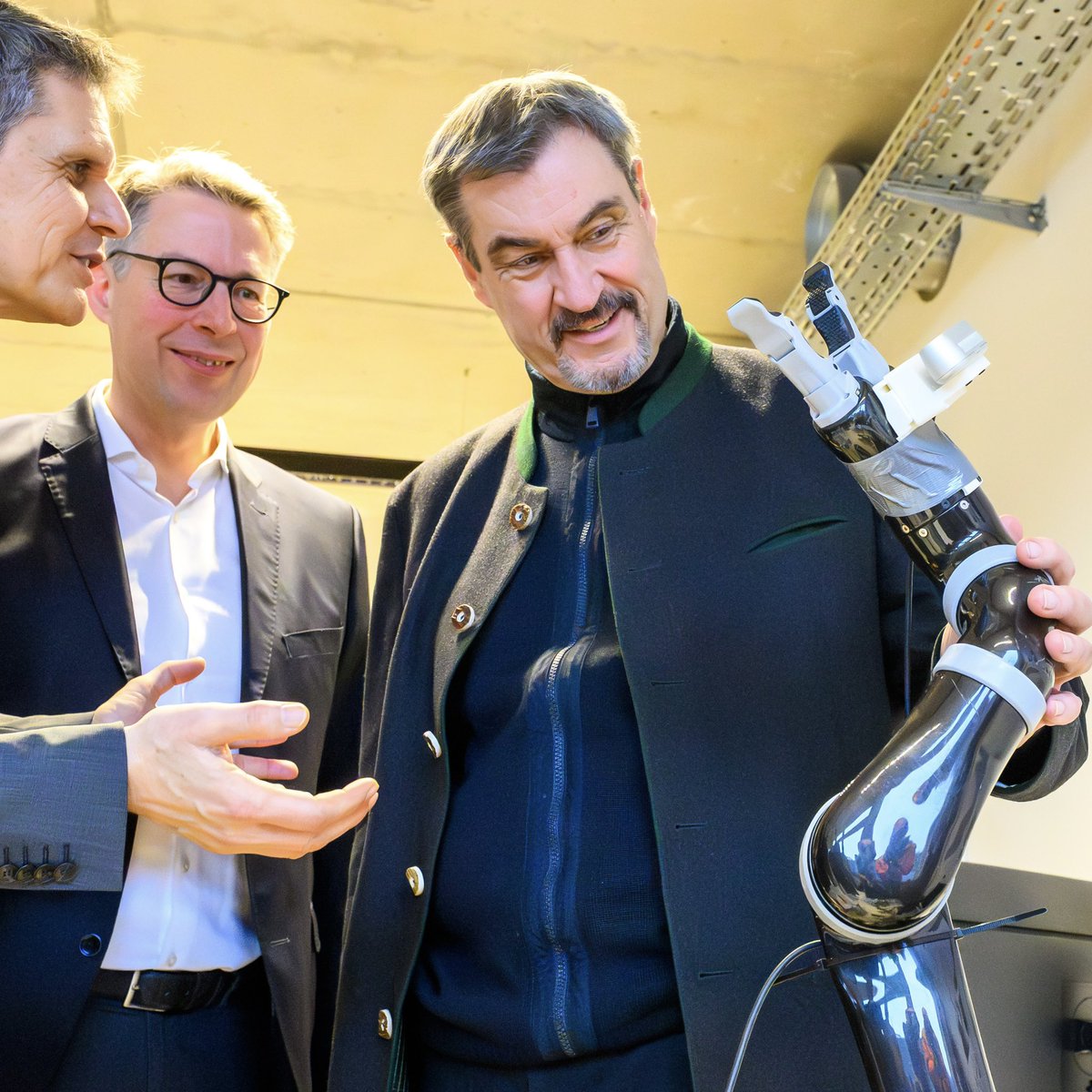 Markus_Soeder's tweet image. Vorfahrt für Technologie und Wirtschaft: Heute Eröffnung vom Transfer- und Innovationszentrum im Oberland „#TIZIO“ der #Hochschule #München in Bad Tölz gemeinsam mit Wissenschaftsminister @MarkusBlume. Wir setzen den nächsten Mosaikstein im #Hightech-Netzwerk Bayern. Mit 52