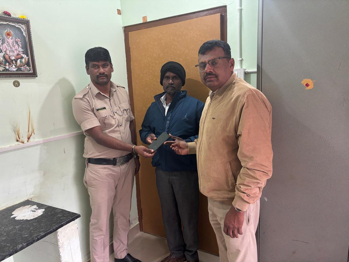 spcbpura's tweet image. ನಿಮ್ಮ ಗುರುತಿನ ಪುರಾವೆ, KSP Mobile App ಮೂಲಕ ಪೊಲೀಸ್ ಕಂಪ್ಲೆಂಟ್ ಪ್ರತಿ ಪಡೆದು, CEIR ವೆಬ್ ಪೋರ್ಟಲ್: ceir.gov.in ರಲ್ಲಿ ವರದಿ ದಾಖಲಿಸಲು ಕೋರಿದೆ.
#cbpdistpolice
#Spcbpura
#cmaniTps
#CEIRcbp
#Goodwork
#CEIRportal