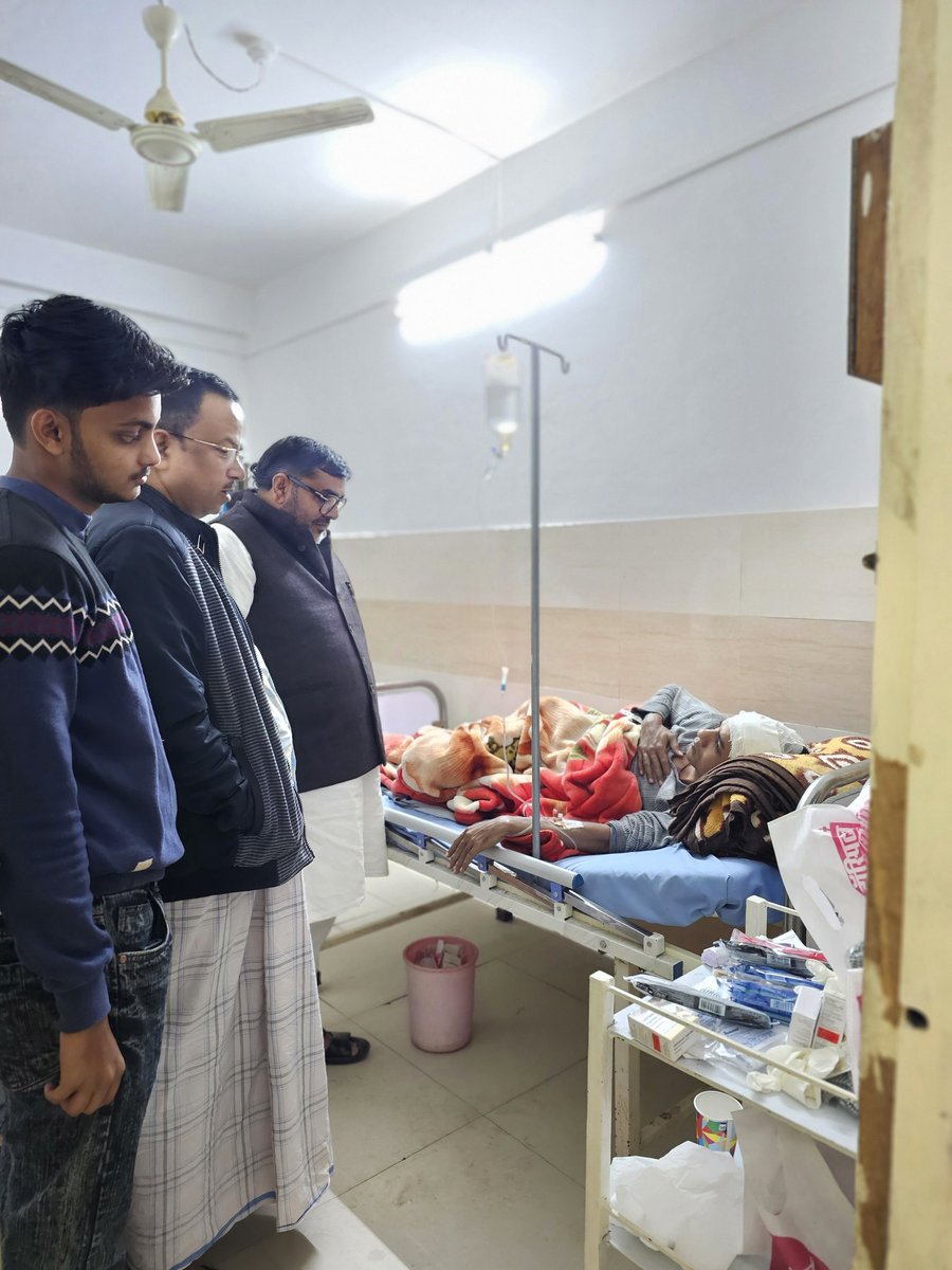 AltafAnsari356's tweet image. मऊ, हाजी अनीस हलचल साहब के बेटे खुर्शीद हलचल की अयादत में,प्रकाश हॉस्पिटल!