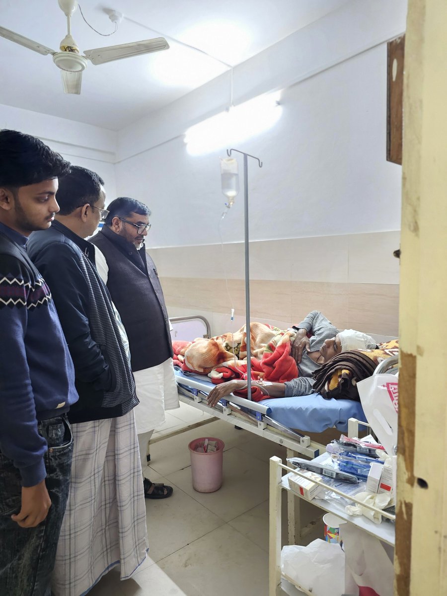 AltafAnsari356's tweet image. मऊ, हाजी अनीस हलचल साहब के बेटे खुर्शीद हलचल की अयादत में,प्रकाश हॉस्पिटल!