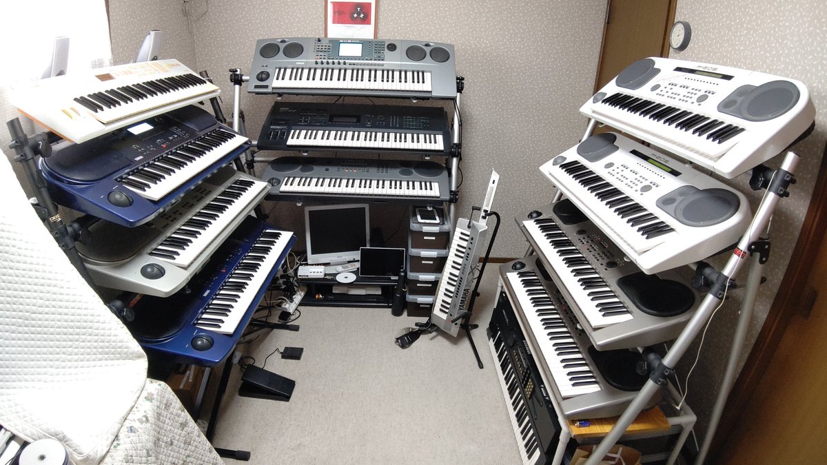 sTXO5s9eNjFOLP5's tweet photo. 今回ゲームラックを購入したため12台あったレトロシンセをやむを得ず3台外しました(ー_ー;)
ま~歳のせいか指がうまく動かなくなって 現在オブジェ化してたし(^^;
#YAMAHA
#小室哲哉
#TMNETWORK
#レトロシンセ
#EOS
#YS100
#B200
#B500
#B700
#B900
#B900EX
#B2000
#BX
#SY77 https://t.co/KaNGiYgGNK