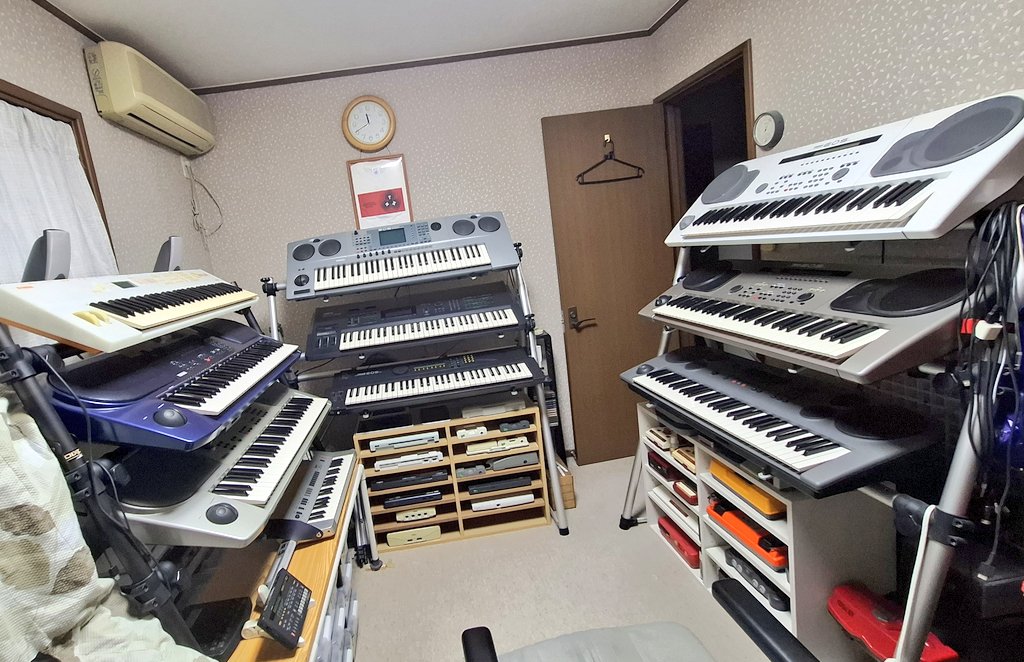 sTXO5s9eNjFOLP5's tweet photo. 今回ゲームラックを購入したため12台あったレトロシンセをやむを得ず3台外しました(ー_ー;)
ま~歳のせいか指がうまく動かなくなって 現在オブジェ化してたし(^^;
#YAMAHA
#小室哲哉
#TMNETWORK
#レトロシンセ
#EOS
#YS100
#B200
#B500
#B700
#B900
#B900EX
#B2000
#BX
#SY77 https://t.co/KaNGiYgGNK