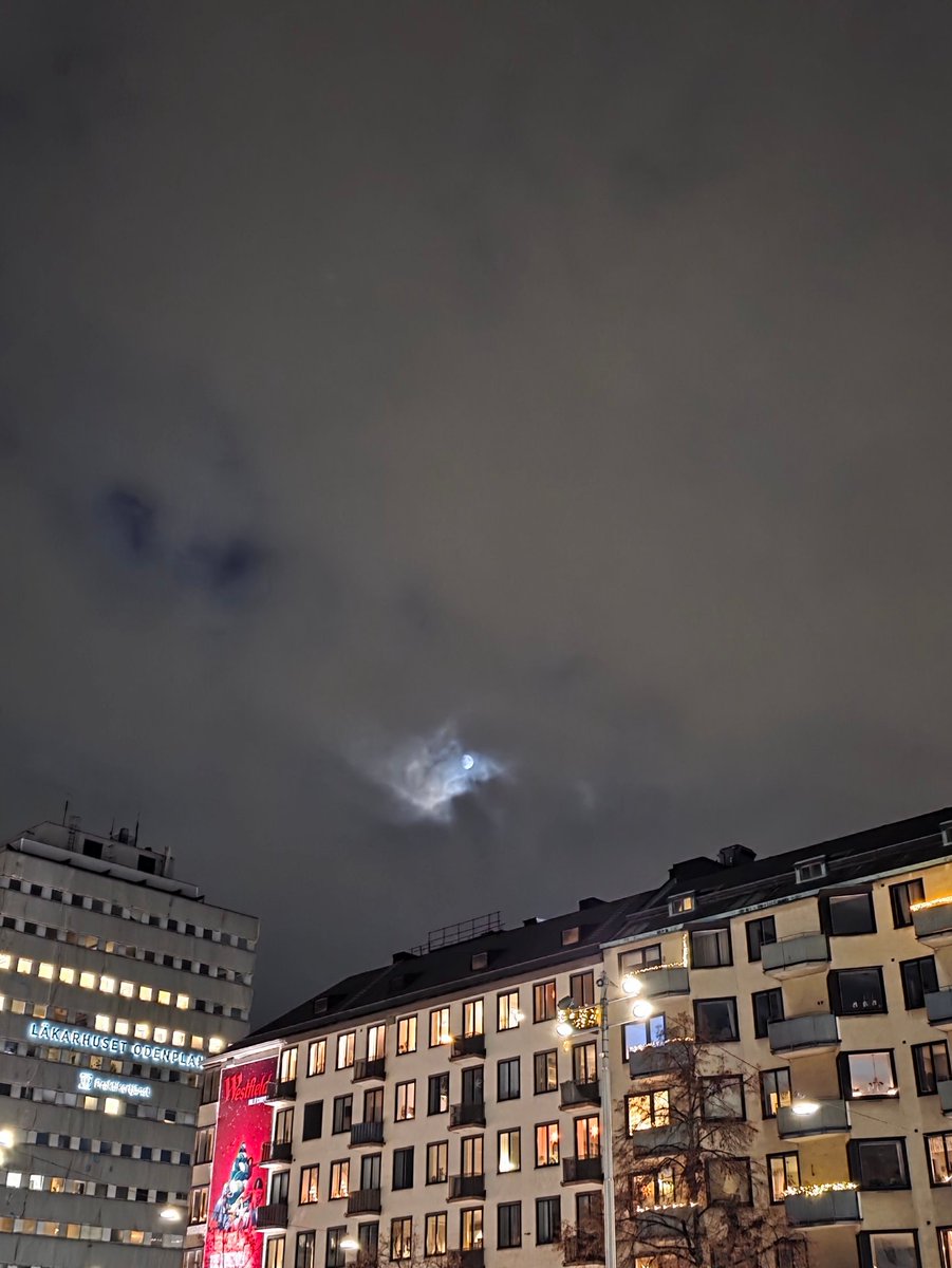 fesh__a's tweet image. очень солнечно в городе стокгольме в 4 вечера