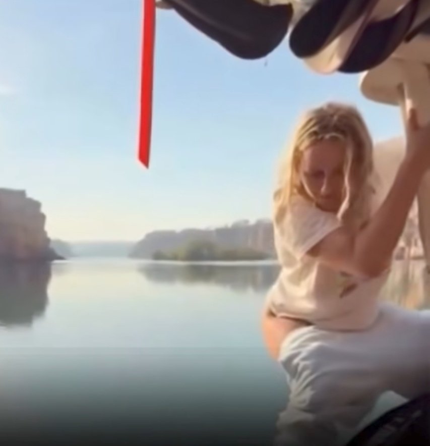 पता चला है की झील में यह टॉयलेट करने वाली विदेशी महिला भी मुस्लिम है आखिर मुसलमान के दिमाग में क्या भर गया है। 

वीडियो बहुत गंदा था इसलिए उसको पोस्ट नहीं की... 😏