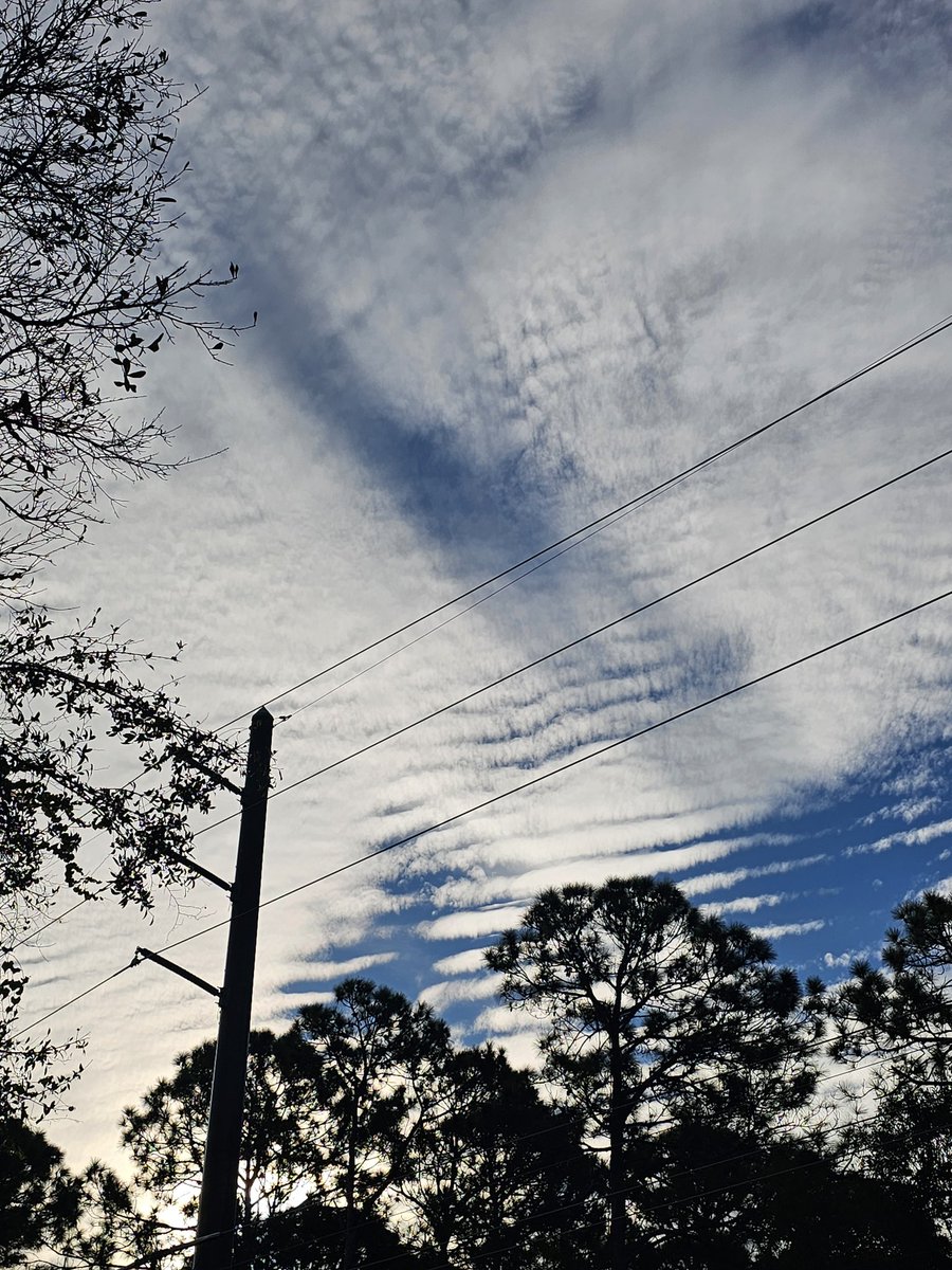 b_gimpl1234's tweet image. Bunch of straight lines with a massive shadow. Florida's skies today are looking seriously engineered.