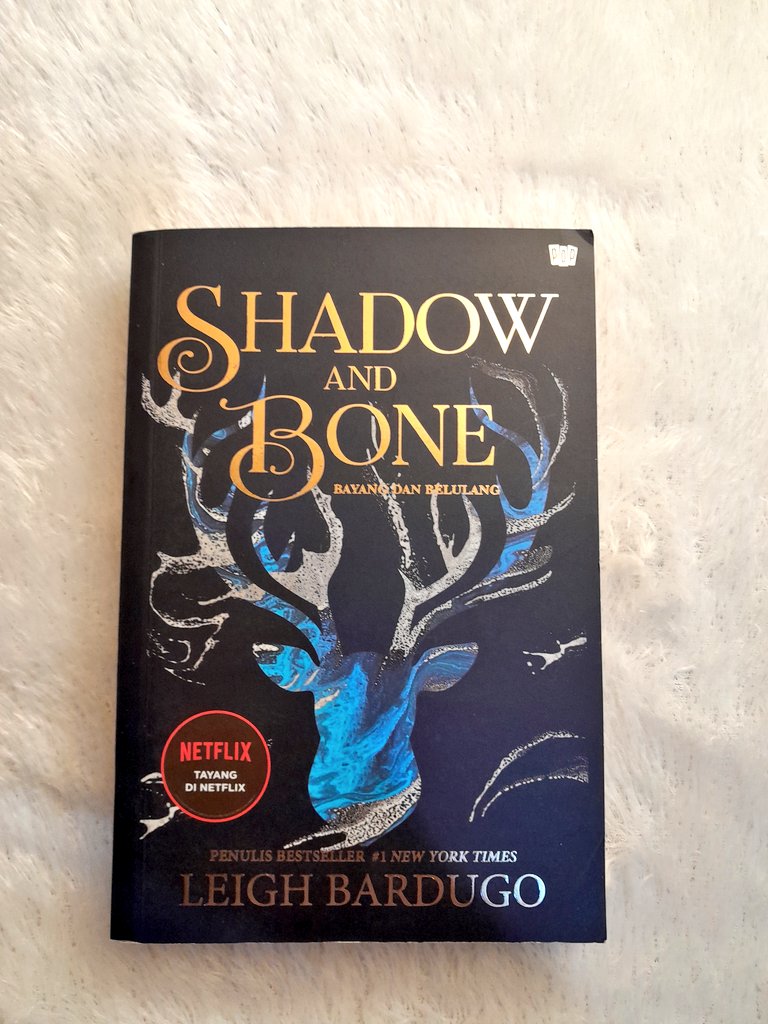traisstudy's tweet image. WTS NOVEL PRELOVED ‼️
Shadow and Bone ( Bayangan dan Belulang ) 
● Harga 65k
● Kondisi masih bagus sekalii
● Bisa 🍊 dan booked event ( tapi harus dp )
● Harga inc adm shopee 
● Fee packing 2k