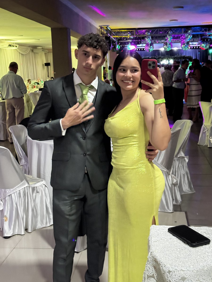 logré vestirle de verde al rojito💚