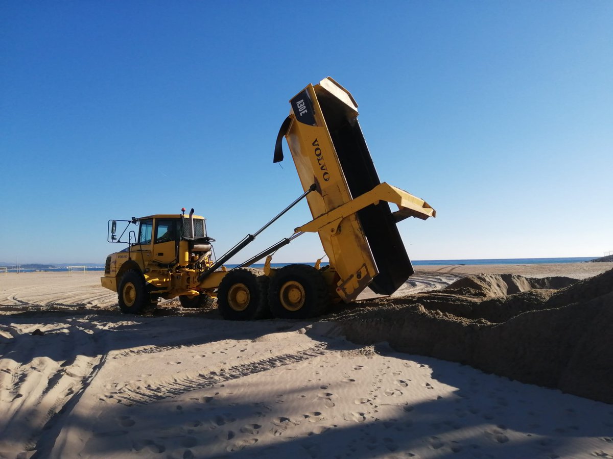 🚧En marxa l'extracció de sorra de la Platja de la Paella de #Torredembarra
🚛Seguint les indicacions de la Direcció General de Costes, la sorra s’està portant a la platja d’#Altafulla
ona-latorre.cat/news/en-marxa-…