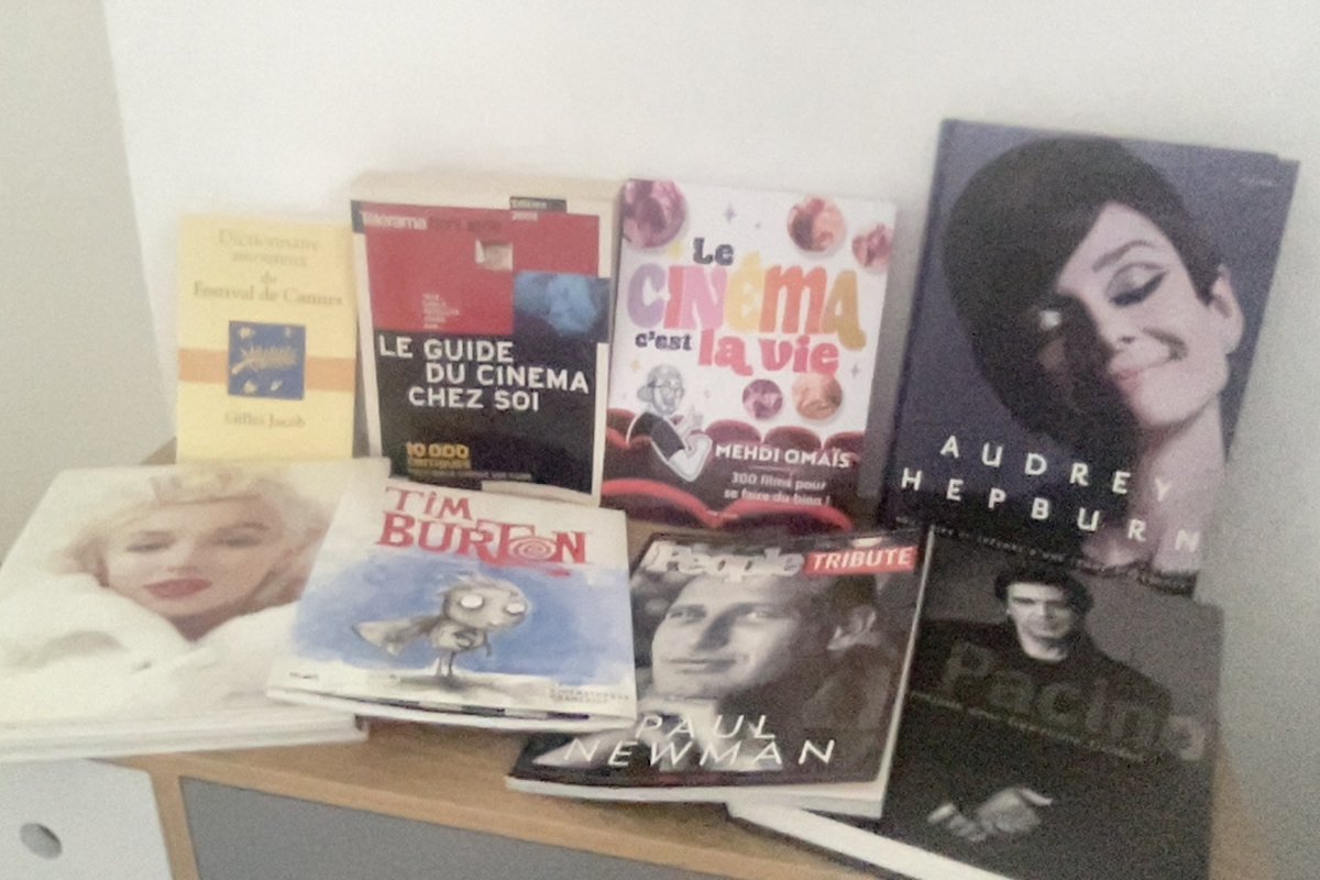 isabelle_denuit's tweet image. Bien reçu ton bébé @MehdiOmais ! Je suis en train de réorganiser ma biblio par thème, tu auras des voisins-voisines assez glam !  😃✨
Pas encore commencé à picorer, mais c&apos;est super beau, quali, maquette au top : bravo ! 🙌💖
(Sorry pour la photo, mon tel est nul)
#vivelecinéma