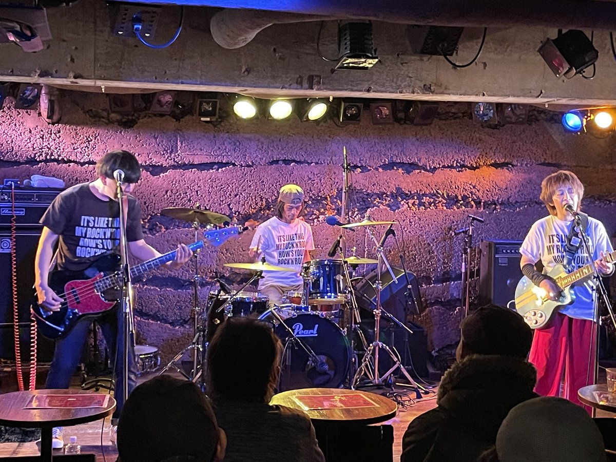 HAL_Osamu's tweet photo. 昨夜のROCK SOIREE @MANDA_LA2
楽しい夜でした♪
お越しくださったお客さん、スタッフの方々、共演のみなさんの素晴らしいパフォーマンス👍
ありがとうございました♪
#ニウバイル
#SimSimBBQ
#ASBROTHERS
#AKASAKASelfishTokyo https://t.co/skjgXbqC9T