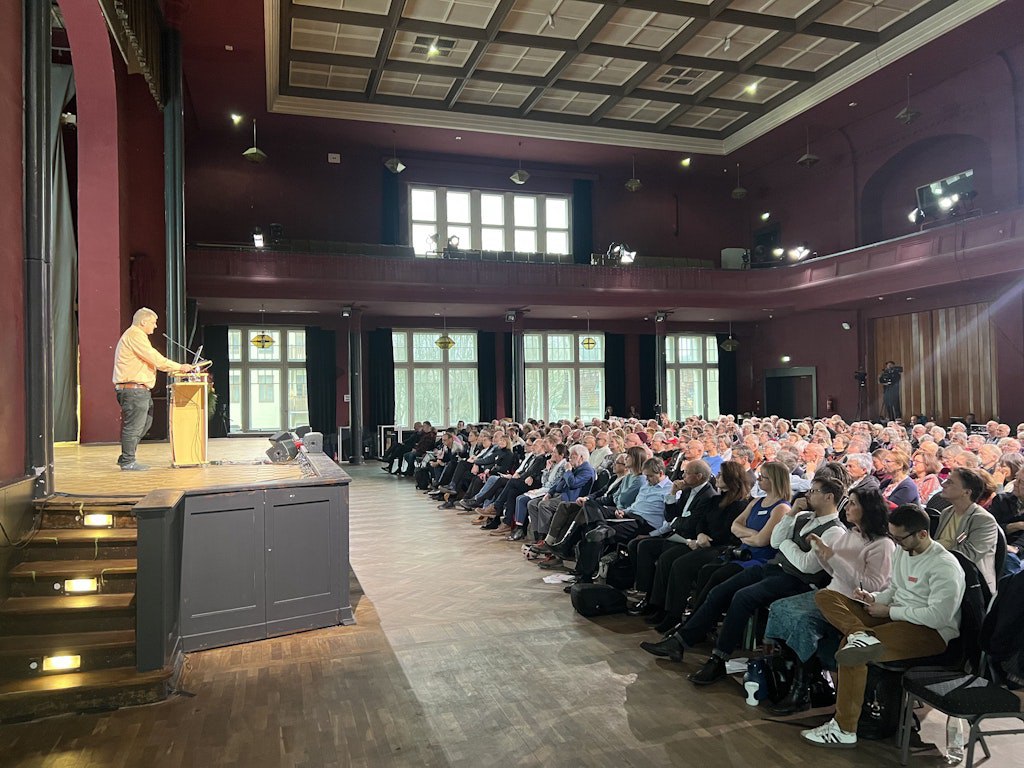 Kritische Richter und Staatsanwälte warnen: „Es ist ein kollektiver Wahn“

Auf dem „Krista-Symposium“ in Berlin haben mutige Richter, Staatsanwälte und Anwälte endlich Klartext gesprochen: Die aktuelle Justiz- und Medienhysterie ist „ein kollektiver Wahn“. Politisch unliebsame