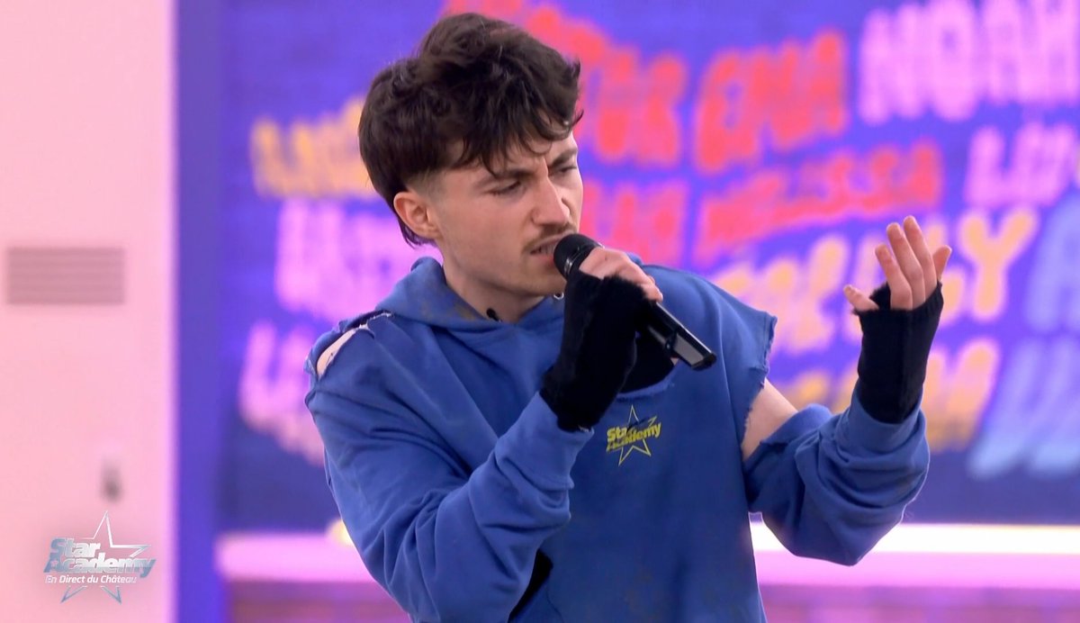 Zorrette_57's tweet photo. #Leo 🔥, "danser encore" (#Calogero 🔥🌟💜)
Mise en scène peu évidente au début (SDF un peu propret avec des entailles de pull), Leo captive avec ses lambeaux de vie arraché (pull, par les figurants)... essence du Musical qui transpire en émotion 🎯
#StarAcademy 🌟 #Musique #TF1 https://t.co/Sy9MXltMcw