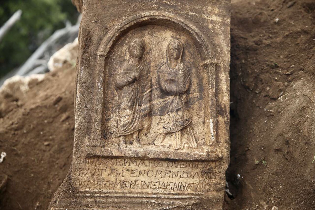 #Muğla'da keçilerini otlatan bir çoban tarafından bulunan, sunak formundaki insan figürlü mezar steli koruma altına alındı.