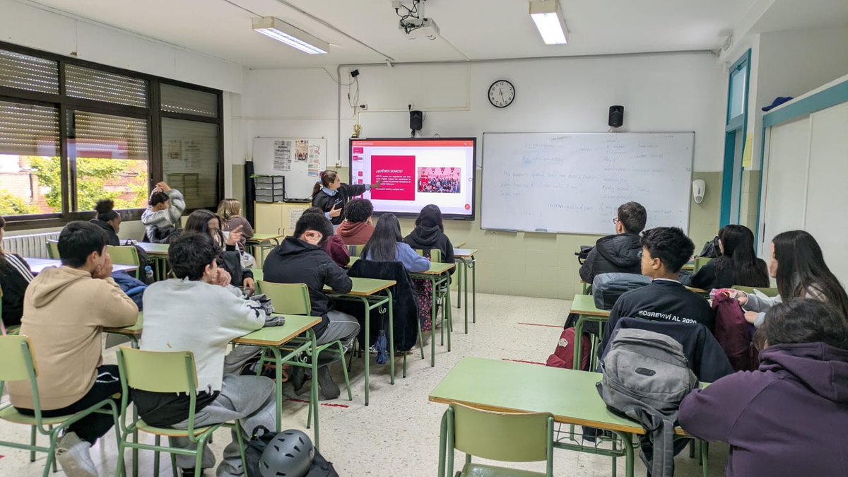 UGTPV's tweet photo. #UGTPV y @ApostaJove  ponemos en marcha una nueva campaña de talleres de sensibilización para el alumnado.

Arrancamos en el IES Jordi Sant Jordi acercando el papel de los sindicatos en el mundo laboral y dando a conocer las nuevas oportunidades vinculadas al #EmpleoVerde 🌱🤝 https://t.co/vRyVym4fwo