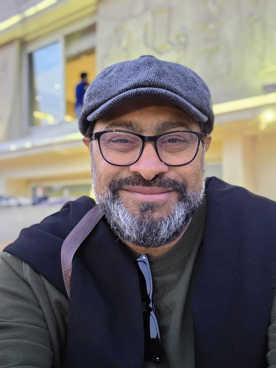 منذ سنوات لم أسافر سفرة عائلية؛ كل س٥راتي الأخيرة كنت وحيدا محملا بضغوطات العمل والكتابة ومواعيد التسليم مما يضطرني كثيرا للبقاء في غرفة الفندق.
عدت من سفرة مع عائلتي الصغيرة الجميلة للقاهرة؛ سبعة أيام حاولت أن ابتعد عن كل شئ واتفرغ لهم ولتفسي؛ عدت محملا بالكثير من الكاقة؛ طاقة