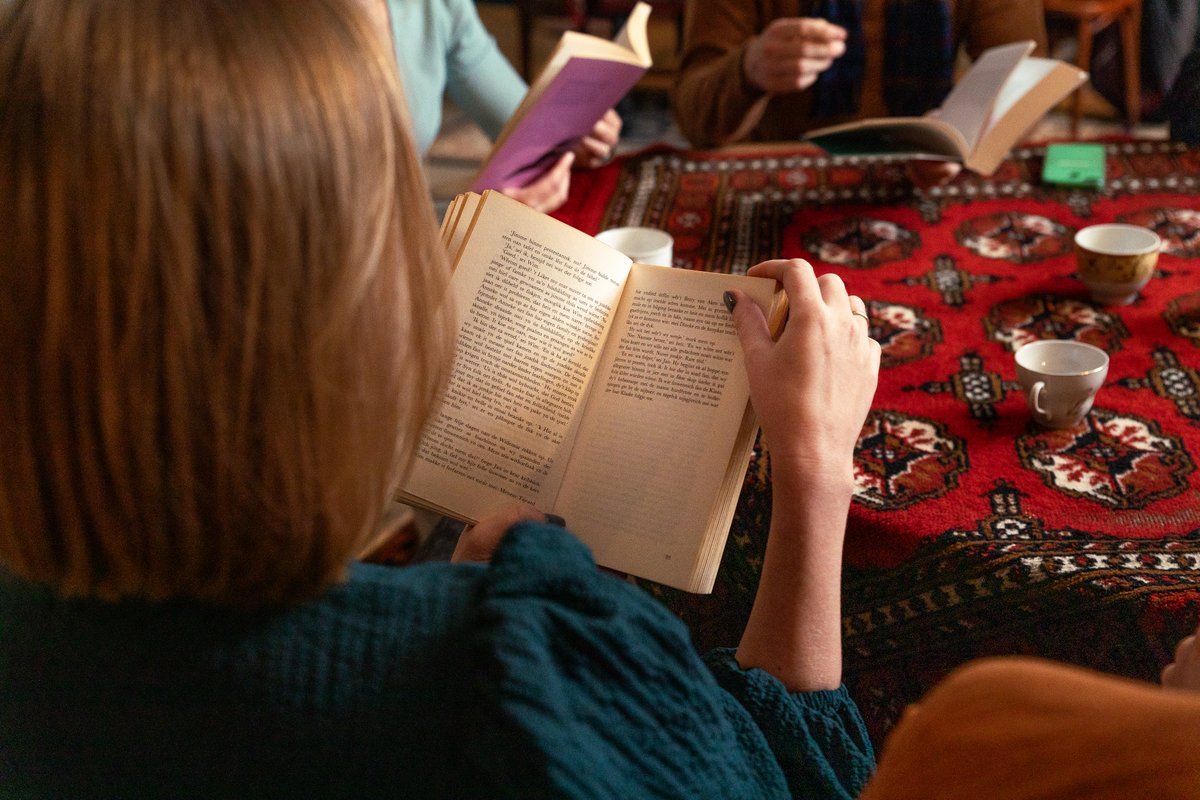 Deze donderdag is de laatste Silent Book Club Fryslân van dit jaar: hét moment om even een uurtje rustig in stilte je boek te lezen in ons knusse café.
📌 Kafee De Gouden Leeuw in Tresoar, 
📅Donderdag 4 december, 20.00-21.00 uur.