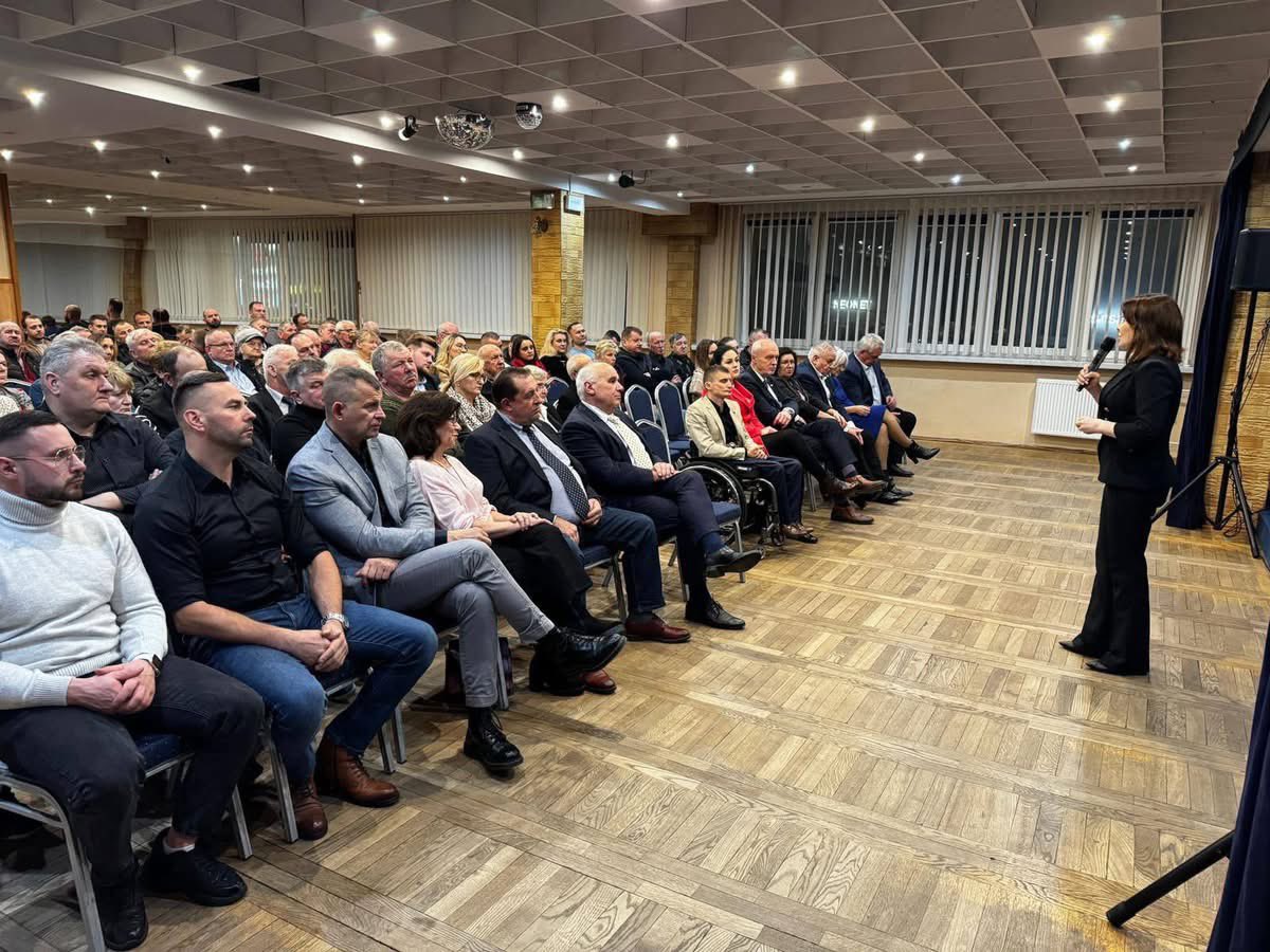 AnnaMKrupka's tweet photo. 💪🏼Bardzo dobre, pełne merytorycznych głosów spotkanie w Mońkach w ramach #ProgramPolaków❗️
Dziękuję 🤝🏻 wszystkim za obecność, rozmowy i dzielenie się swoimi doświadczeniami.
Takie spotkania naprawdę pomagają lepiej usłyszeć, jak mieszkańcy widzą przyszłość naszego kraju. 🇵🇱 https://t.co/PvOXb2T9EP
