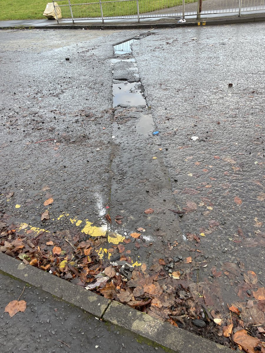 Bluenileman53's tweet photo. @MyGlasgowCC This utility trench is getting deeper and expanding right across the junction : a real hazard now : @ThomasLabour can you push for this to be repaired ASAP : Thanks https://t.co/VPsNnQ4ZCB