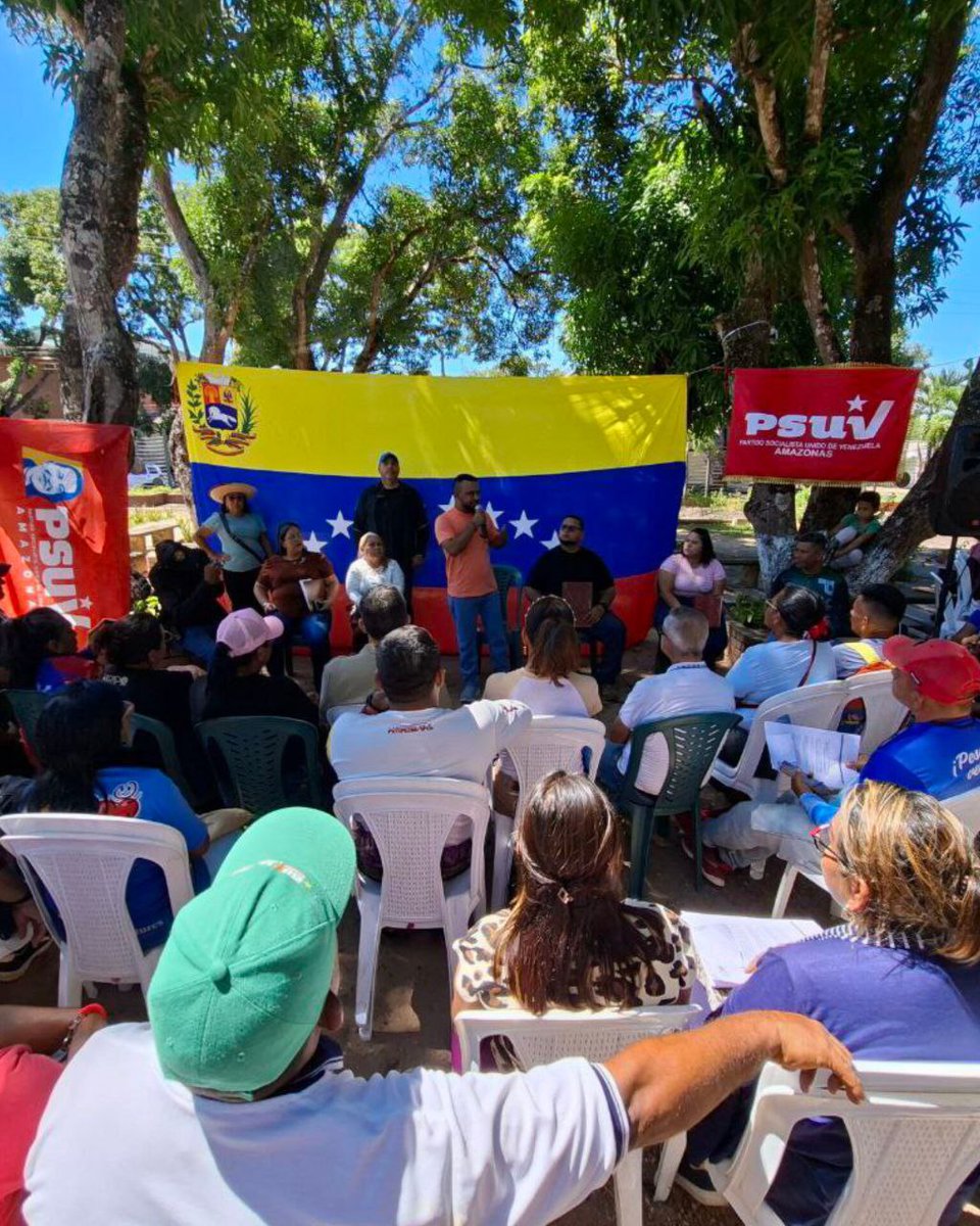 <a href="/HugoChavezCmdo/">Comando Hugo Chávez</a> <a href="/NicolasMaduro/">Nicolás Maduro</a> Diciembre llegó y con él la magia navideña abraza a Venezuela: villancicos, luces y olor a hallaca nos llenan de orgullo. Gracias al esfuerzo del presidente Maduro vivimos en paz y esperanza. ¡Compartamos solo buenas noticias esta Navidad!#𝑁𝑎𝑣𝑖𝑑𝑎𝑑𝐶𝑜𝑛𝑀𝑎𝑑𝑢𝑟𝑜