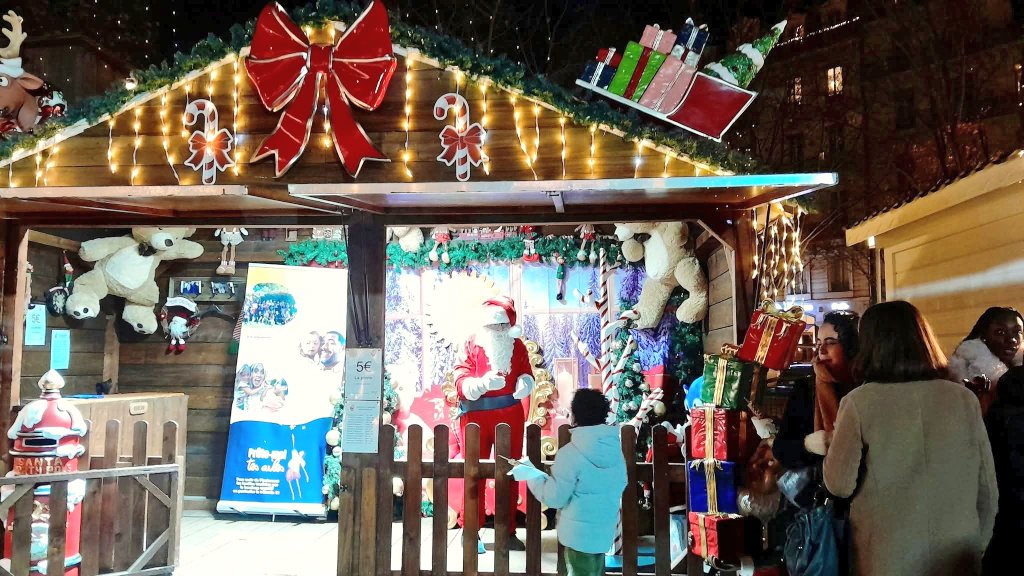 Bonjour #Décembre, mois de joie et d'allégresse. ✨🎉️✨️ 

Que ce mois vous apporte de vivre des moments heureux et précieux avec celles et ceux que vous aimez. 🤗🥰🌻

📸 Marché de Noël - #Lyon 🎄 

#sstvi