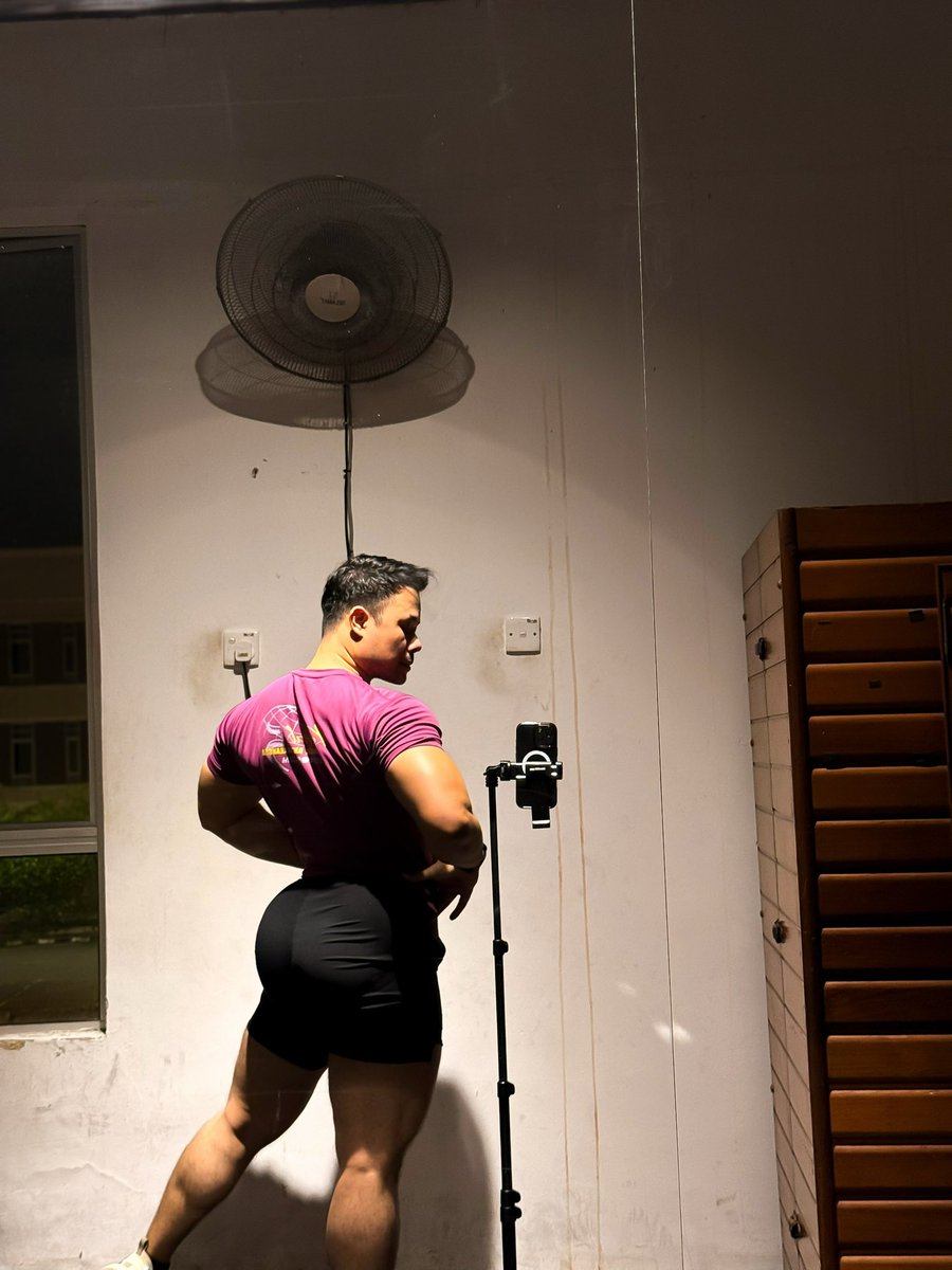 xhx_93's tweet photo. Feeling under the weather 

But hey .. 

Atleast my glutes look perky today 🫣🫣 

🍑 day https://t.co/GPCJoYrADS