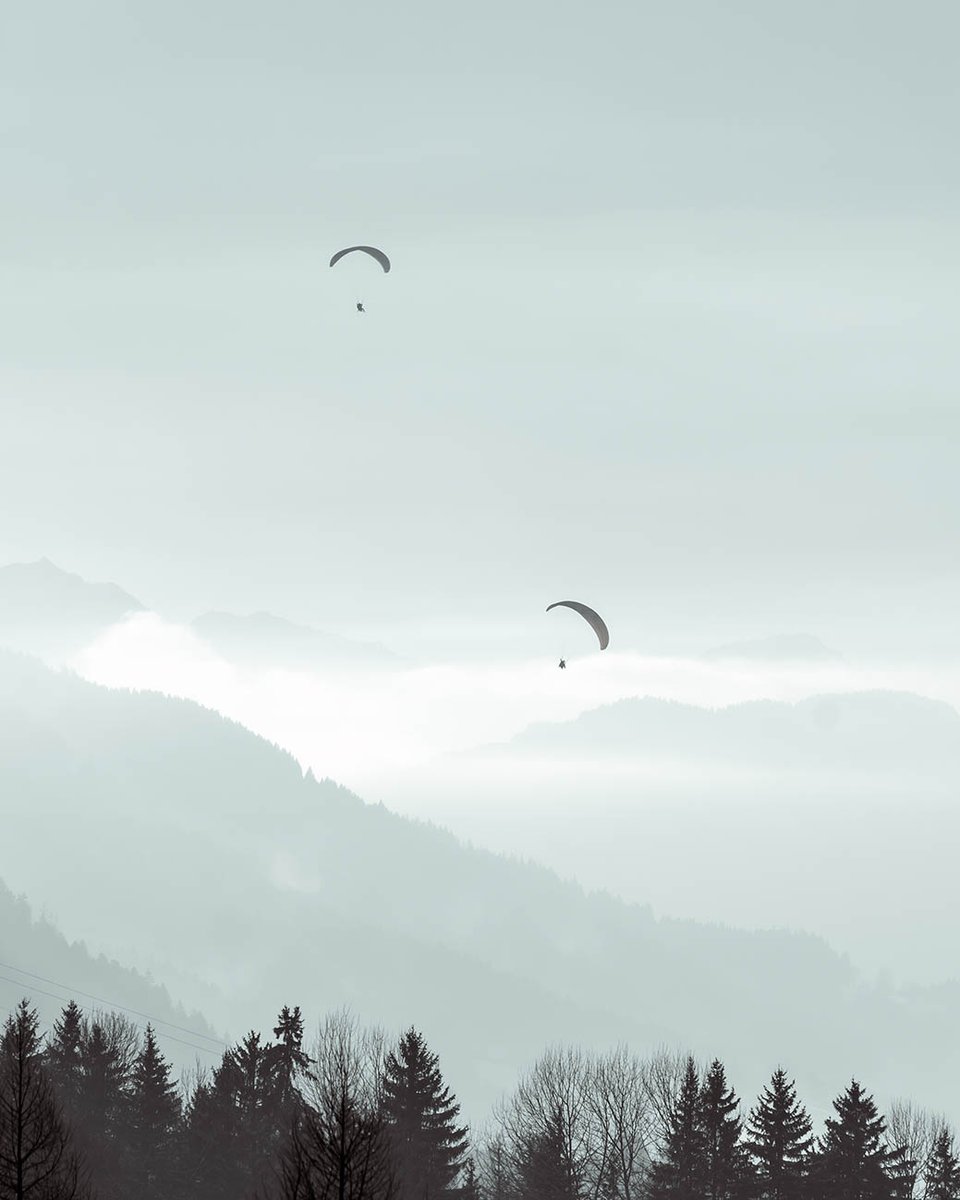 Take winter to new heights.
Soar above Megève’s snow-covered peaks and experience the Alps from a whole new perspective.
Our Concierge team will be delighted to arrange your paragliding adventure, creating an unforgettable moment suspended between sky and snow. ❄️🪂