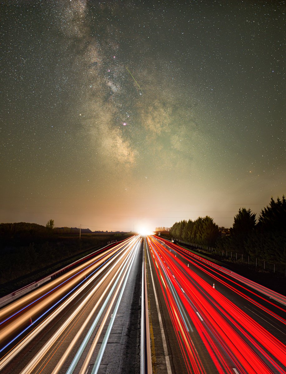 L'alignement estival de l'A10 avec le cœur de la Voie Lactée permet d'avoir une composition sympa ! 😀

📖 Photo et techniques à retrouver dans mon livre "Les secrets de la photo de paysages nocturnes" (chez <a href="/EyrollesPhoto/">Eyrolles Photo</a>) !

#photo #poselongue #voielactee #paysage #nocturne