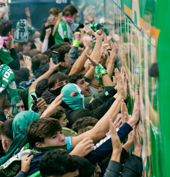 Miembro de Biris Norte 🔴⚪️ mostrando en la grada el pasamontaña robado de los ultras Béticos 🟢⚪️ 𝕳 

Sevilla FC - Real Betis. (30.11.25)

#DerbiSevillano