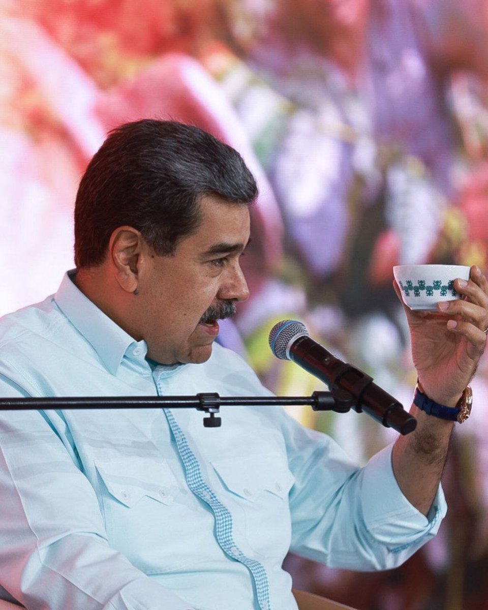 <a href="/HugoChavezCmdo/">Comando Hugo Chávez</a> <a href="/NicolasMaduro/">Nicolás Maduro</a> ¡Qué hermosa es la Navidad!, celebremos estas fiestas con paz, alegría y el corazón lleno de amor por nuestra patria
Gracias, presidente, x tu liderazgo x q nada ni nadie podrá apagar la luz de nuestras tradiciones decembrinas
Te queremos Nico 🤗
#NavidadConMaduro