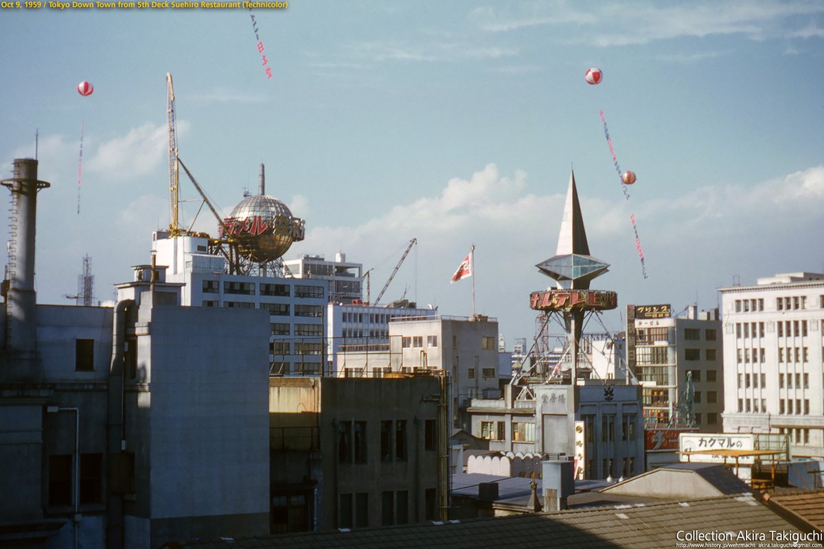 引用元１枚目の全景。ナショナルテレビの広告塔も印象的。鳩居堂やプリンス自動車の看板が目を引く。何より、アドバルーン(死語？)、昔はたくさん揚がってたね！

銀座スエヒロ５階から撮影、1959年10月9日。

マウントにはテクニカラーとあり、物凄くシャープなが画像。
x.com/atakiguchi/sta…