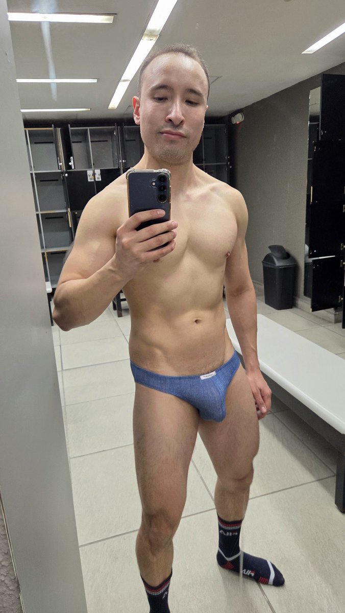 menundiespotter's tweet photo. 🔥 En este perfil tenemos un gusto muy claro: los hombres como @andony9009 que saben lucir su #trusa y dejar que uno admire ese #bulto que enciende la imaginación 😏💥
Si te identificas, dale RT y comparte tu foto en trusa 📸
#TrusaLover #MachosConEstilo #BriefAddict #TrusaVibes https://t.co/2rmn13S70l