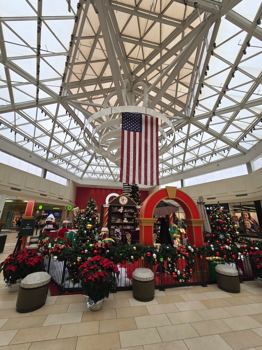 Savannah_0611's tweet image. #AlphabetChallenge #WeekWforWindows

Christiana Mall and Cabela&apos;s Newark, DE
November, 2025