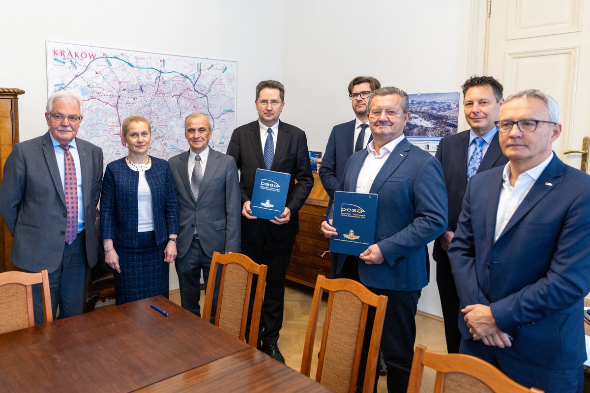 MPK_Krakow's tweet photo. Zgodnie z zapowiedziami Prezydenta Krakowa @Miszalski_  MPK kontynuuje wymianę floty tramwajowej. 
👉W poniedziałek, 1 grudnia w gabinecie Stanisława Kracika, Zastępcy Prezydenta Krakowa, przedstawiciele zarządu MPK w Krakowie oraz producenta, firmy PESA Bydgoszcz SA, podpisali umowę realizacyjną na dostawę 20 nowych tramwajów o długości ponad 43 m.
👉To chyba najbardziej oczekiwane tramwaje w Krakowie. Na potrzebę dostaw tych najdłuższych wagonów zwracali uwagę mieszkańcy. 

👉Dostawa pierwszego tramwaju z tego zamówienia została zaplanowana na trzeci kwartał 2028 roku, a ostatniego w połowie 2029 roku.  
👉Całkowity koszt kontraktu wyniesie 461.100.000 zł netto. 
👉Nowe tramwaje dołączą do 36 Krakowiaków i jednego wagonu 405N, które wożą pasażerów w Krakowie. Stolica Małopolski będzie więc w sumie dysponować aż 57 najdłuższymi tramwajami w Polsce. 

👉Każdy z nowych tramwajów będzie miał ponad 43 metry długości, niską podłogę, klimatyzację, monitoring, system informacji pasażerskiej dostosowany do potrzeb osób niewidomych i słabowidzących, a także platformę oraz wydzieloną przestrzeń dla wózka inwalidzkiego. 
👉Jeden z tych wagonów będzie także wyposażony w specjalne baterie, które umożliwią przejazd bez korzystania z sieci trakcyjnej na odcinku ok. 3 km. Będzie to pierwszy tak długi tramwaj z takim rozwiązaniem w Polsce. 
👉Z myślą o bezpieczeństwie pasażerów i mieszkańców miasta w każdym z 20 wagonów zostaną zamontowane urządzenia AED
👉Nowe tramwaje trafią na te krakowskie linie, które są najbardziej popularne, w tym https://t.co/o4YXBmtHdu. na linię nr 52, łączącą Czerwone Maki P+R z os. Piastów w Nowej Hucie. Zastąpią na tej trasie wszystkie potrójne składy wysokopodłogowych wagonów 105Na, które obecnie jeszcze tam kursują. Cel Krakowa cały czas jest niezmienny – 100 proc. tramwajów niskopodłogowych, z klimatyzacją i nowoczesną informacją pasażerską.
👉Zakup 20 nowych tramwajów stał się możliwy dzięki pożyczce inwestycyjnej udzielonej MPK w Krakowie przez Bank Gospodarstwa Krajowego, pochodzącej ze środków Krajowego Planu Odbudowy i Zwiększania Odporności w ramach Inwestycji B3.4.1. „Inwestycje na rzecz zielonej transformacji miast” („KPO”), w ramach projektu pn. „Zakup nowej floty tramwajowej dla Krakowa jako element zielonej transformacji obejmującej rozwój transportu publicznego przyjaznego dla środowiska”.
👉Umowa, którą MPK podpisało z Bankiem Gospodarstwa Krajowego jest pożyczką na bardzo korzystnych warunkach, ze stałym oprocentowaniem wynoszącym zaledwie 1 procent. Okres spłaty pożyczki został rozłożony na 20 lat. Tak atrakcyjne warunki finansowe powodują, że zakup ten nie będzie powodował wzrostu stawki przewozowej dla miasta, a w przypadku spółki nastąpi spadek kosztów kredytowych. R
👉Zamówienie 20 nowych długich na ponad 43 m tramwajów to nie koniec planów inwestowania przez MPK w zakup tramwajów. Krakowski przewoźnik nadal planuje zakup kolejnych nawet 40 tramwajów, z czego 10 to tramwaje jednokierunkowe o długości ponad 43 m, a kolejne 30 to tramwaje jednokierunkowe o długości ponad 33 m.
#kpo #NextGenerationEU