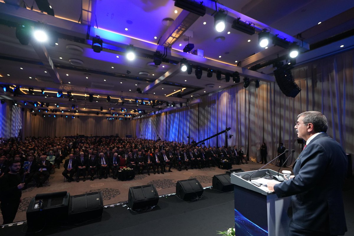 tcmeb's tweet photo. Millî Eğitim Bakanı @Yusuf__Tekin, “Türkiye Yüzyılı Mesleki ve Teknik Eğitim Zirvesi”nde Hitap Etti

“Ahi Evran’la kurumsallaşan bu yapı, mesleğin teknik yönüyle birlikte iş disiplinini, doğruluk ilkesini, topluma karşı sorumluluk bilincini ve çalışma ahlakını da esas alan bir eğitim anlayışının göstergesidir. Tevarüs ettiğimiz bu birikim, bizlere mesleki eğitimin Türkiye'nin kültürel ve ekonomik yapısıyla uyumlu gelişmesini sağlayan önemli bir arka planı da sunar.

Küresel ölçekte yaşanan hızlı teknolojik dönüşüm, eğitim sistemlerinin de yeniden ele alınmasını zorunlu kılmaktadır. Yapay zekâdan dijital üretim teknolojilerine kadar pek çok alandaki gelişme, mesleki ve teknik eğitimin yönünü doğrudan etkilemekte, geleceğin mesleklerine hazırlanmak için yeni bir yaklaşım ihtiyacını da ortaya çıkarmaktadır.

Biz de Millî Eğitim Bakanlığı olarak bu gelişmeleri yakından takip ediyoruz. Bu kapsamda bugün ülkemiz adına önemli bir eşiği temsil eden bir yaklaşımı sizlerle paylaşmak için bir aradayız. Tam da bu noktada, “Meslek 5.0”ın, birkaç teknolojik düzenleme veya dijital modülle sınırlı bir model olmadığının altını çizmek isterim. Bu model, sanayinin dönüşümünü, iş gücü talebini, üretim süreçlerindeki otomasyon seviyesini, yapay zekâ tabanlı karar mekanizmalarını ve insan becerilerinin insan merkezli yeni konumunu birlikte okuyan bütüncül bir çerçevedir.”

📍İstanbul

👉🏻 https://t.co/KXPkmwF1PP
