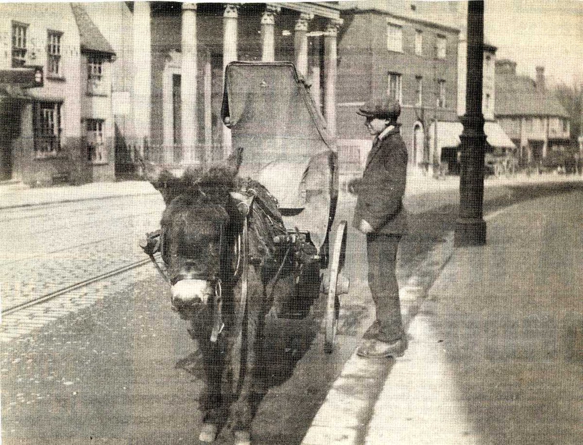 readinglibrary's tweet image. There is a slight Christmassy air to our December posts, which will become clear as the month goes on. Starting with this: Castle St, c1910. A boy operates a barrel organ, pulled by a donkey. In the background the Sun and St Mary&apos;s Church can be seen #ReadingLocalHistory
