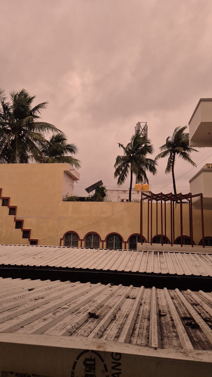 BlessingW's tweet photo. Chennai turns Yellow #Chennarains #ChennaiRainsUpdate #CycloneDitwah #CycloneDitwa #Cyclone_Ditwah Anyone got a better picture that reflects the Yellowish sky? �� https://t.co/qRMvB7ky76
