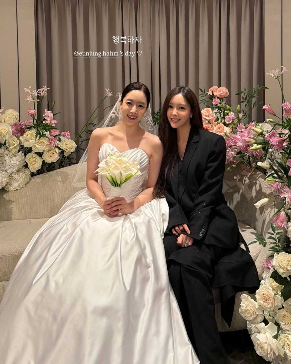 Nguyen12395's tweet photo. Thêm 1 số hình ảnh trong đám cưới của Eunjung 💍👰🤵 từ khách mời 

#티아라 #함은정
#weddingday https://t.co/IISr1H0YLA