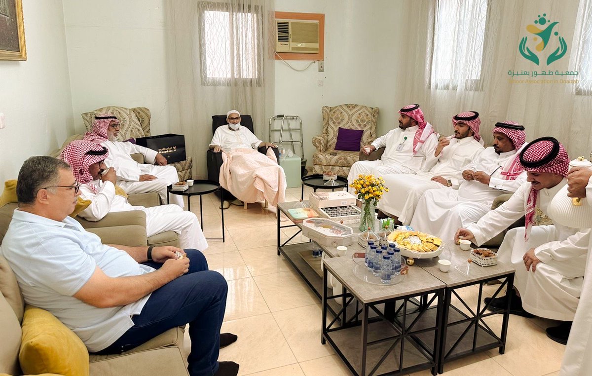 خبر|

تشرَّفت جمعية طهور بزيارة خاصة لسعادة رئيس مجلس إدارتها الأسبق الأستاذ: صالح بن علي النقيدان في منزله العامر بعد أن منَّ الله عليه بالخروج من المستشفى بعد العارض الصحي الذي ألمَّ به، كما قدَّم سعادة المدير التنفيذي الأستاذ: سليمان بن محمد القوبع إهداءً تذكاريًا بمناسبة