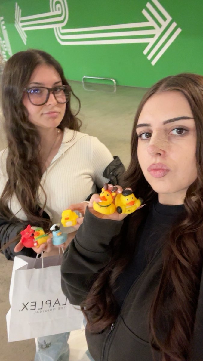 berraqueroo's tweet image. la nerea y yo que nos conocimos por qué un tío estaba jugando con las dos a la vez y ahora hemos empezado una familia de patos juntas , viva el amor y viva valencia ( abajo los hombres del rollo promedio)